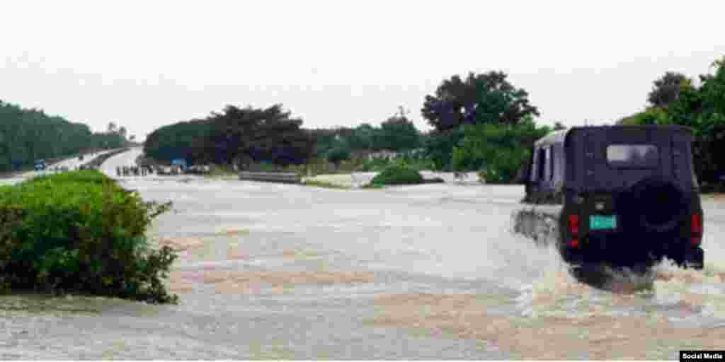 Una carrtera inundada en la región central de Cuba por las lluvias de la tormenta "Alberto"