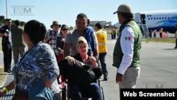 Cubanos arribando al Aeropuerto Internacional de Nuevo Laredo, México.