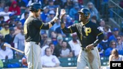 El jugador de los Piratas Starling Marte (d) celebra una carrera con su compañero Garrett Jones (i). 