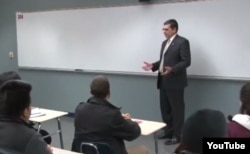 El jefe de la Sección de Intereses de Cuba, José R. Canbañas durante un conversatorio en Chicago.