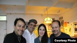 Yoani Sánchez junto a amigos brasileños que la han invitado a su país / Foto de archivo