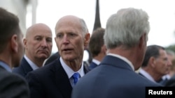 Rick Scott (tercera persona, desde izquierda a derecha) y otros senadores republicanos en Washington, DC, hablando sobre la deuda federal de EEUU, el 3 de mayo de 2023. (Reuters/Craig Hudson).