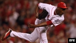 SCM13- CINCINNATI (EEUU), 10/10/2010.- El jugador de los Rojos de Cincinnati, Aroldis Chapman, lanza hoy, domingo 10 de octubre de 2010, durante el juego de la MLB ante los Filis de Filadelfia que se disputa en el Great America Ballpark de Cincinnati, Ohi