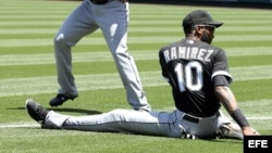 Alexei Ramirez (R) durante un encuentro con equipo dominicano