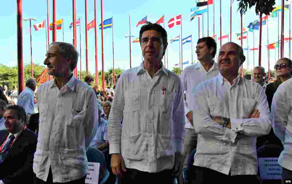 El ministro de Economía y Competitividad de España, Luis De Guindos; el de Industria, Energía y Turismo, José Manuel Soria y el embajador de España, Francisco Montalbán asistan en la inauguración de la Feria Internacional de La Habana el 2 de noviembre de