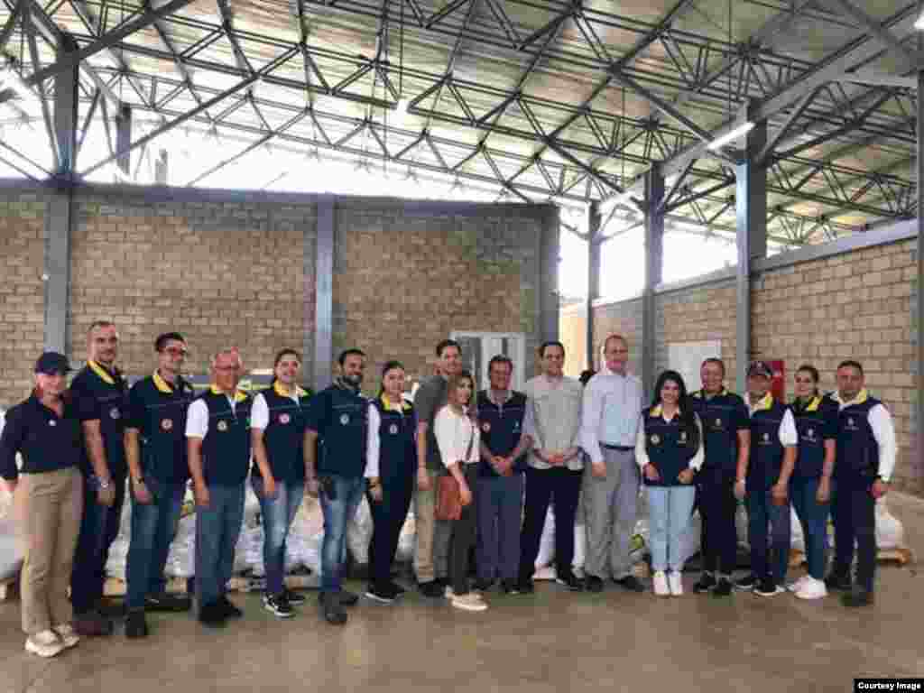 Rubio, la Sra. Rubio, el embajador Trujillo, y el congresista Díaz-Balart visitan la sede en Cúcuta donde se almacena la ayuda humanitaria en de la USAID. (Fotos cortesía de la oficina del senador Rubio)