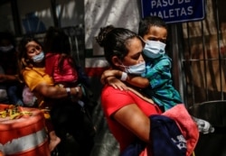 Migrantes en busca de asilo de América Central, que fueron transportados en avión desde Brownsville a El Paso, Texas, y deportados de EE. UU., en Ciudad Juárez. Foto: REUTERS/José Luis González.