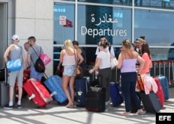 Turistas hacen cola en el aeropuerto de Enfidha-Hammamet, en Sousse, Túnez, tras el atentado terrorista que dejó 39 muertos en un balneario local