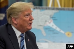 Trump en una reunión este martes sobre el huracán Florence en la oficina oval.