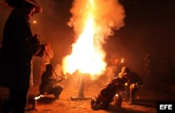 Decenas de personas lanzan cohetes, y fuegos de artificio, en la madrugada de hoy, miércoles 25 de diciembre, en la Central provincia de Villa Clara en el poblado de San Juan de los Remedios (Cuba), durante las tradicionales Parrandas de Remedios, la fe