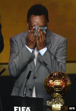 El exjugador brasileño Edson Arantes Do Nascimento, 'Pelé', recibe emocionado el primer 'Balón de Oro, Premio de Honor' de la FIFA, que reconoció toda su carrera como futbolista.