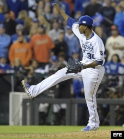 Yordano Ventura toleró tres hits, ponchó a cuatro de San Francisco y otorgó cinco boletos.