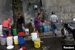 Venezolanos en la calle en Plan Manzano, Caracas.