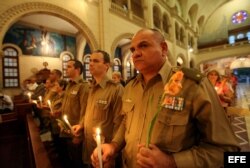 Militares cubanos asisten a la iglesia Jesús de Miramar, en La Habana (Cuba) donde se realiza una misa para orar por la salud y la recuperación del mandatario venezolano, Hugo Chávez.