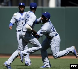 Yasiel Puig (d) de Dodgers en acción junto a sus compañeros Dee Gordon (c) y Matt Kemp (i) ante Gigantes.