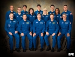 Auñón-Chancellor posa junto a otros 13 astronautas en el Centro Espacial Johnson de la NASA.