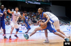 El jugador de México Pedro Meza (atrás) marca a Osmel Oliva (frente) de Cuba.