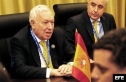 El ministro de Relaciones Exteriores de España, José Manuel García Margallo (i).