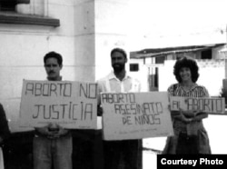 El Dr. Biscet y sus compañeros de la Fundación Lawton protestan contra el aborto en enero de 1999.