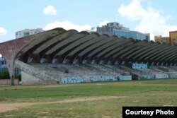 Lo que queda del Parque Martí. Al fondo, la cancillería (E.P. Chang).