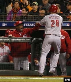 El mánager de los Rojos de Cincinnati Dusty Baker (i) felicita a Chris Heisey (Archivo)