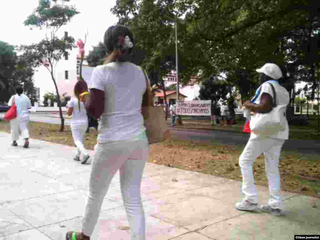 &nbsp;Damas de Blanco, durante la marcha por 5ta. Avenida.