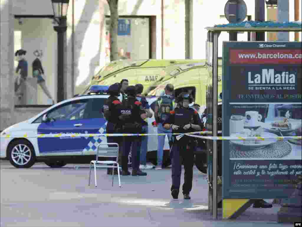 Efectivos policiales en el lugar en el que una furgoneta ha atropellado esta tarde a varios peatones que paseaban por las Ramblas de Barcelona.