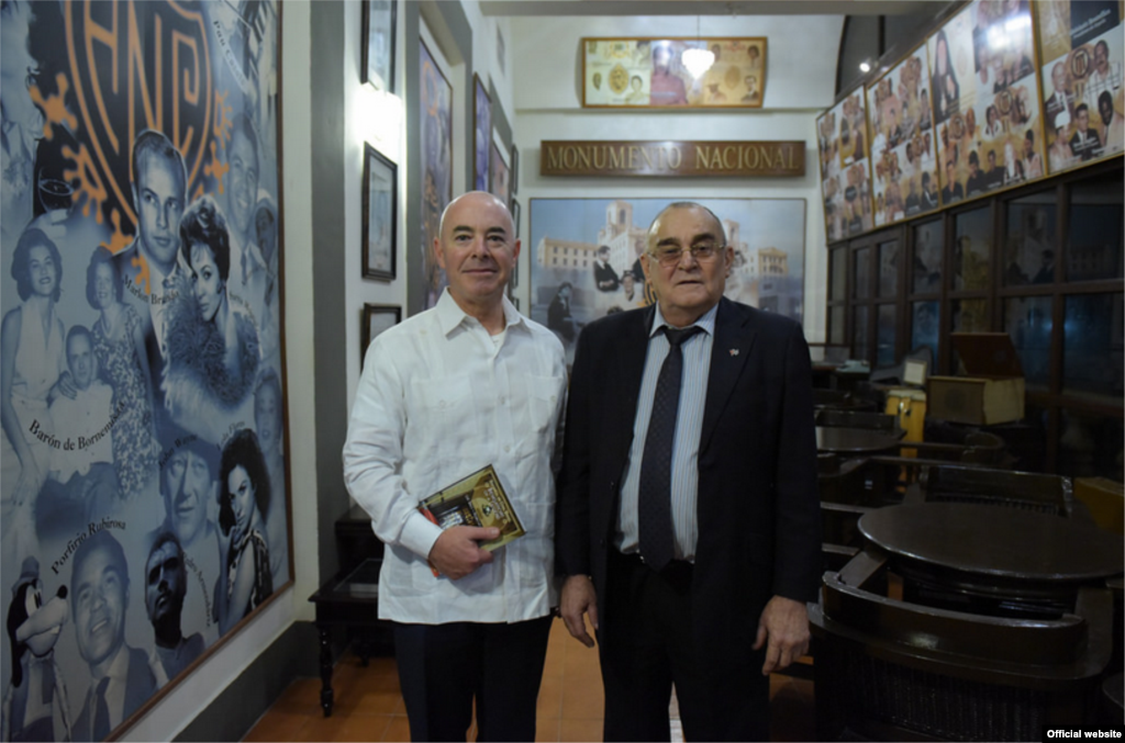 Mayorkas junto al General de Brigada del MININT (r) Antonio Martínez Rodríguez, director del Hotel Nacional de Cuba.