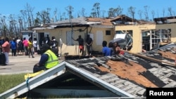 Sobrevivientes del huracán Dorian en Bahamas, el 5 de septiembre de 2019. Foto: REUTERS/Nick Brown.