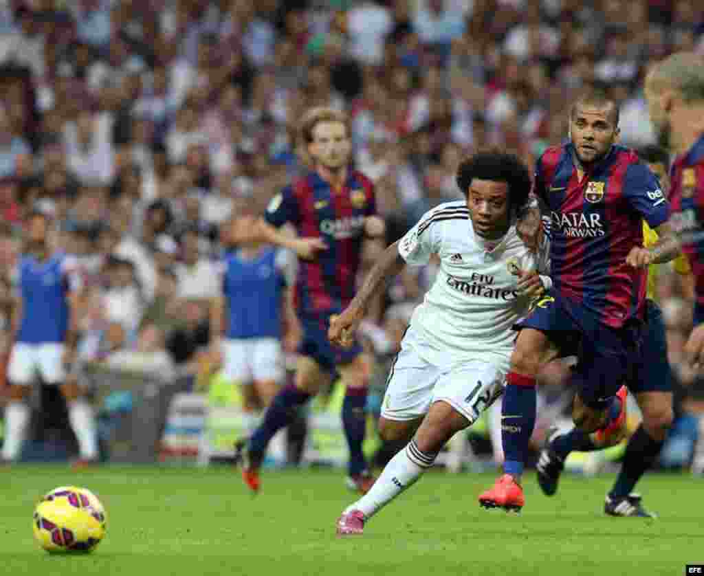 El defensa brasileño del Real Madrid Marcelo Vieira (i) lucha la posición con su compatriota del FC Barcelona Dani Alves. 