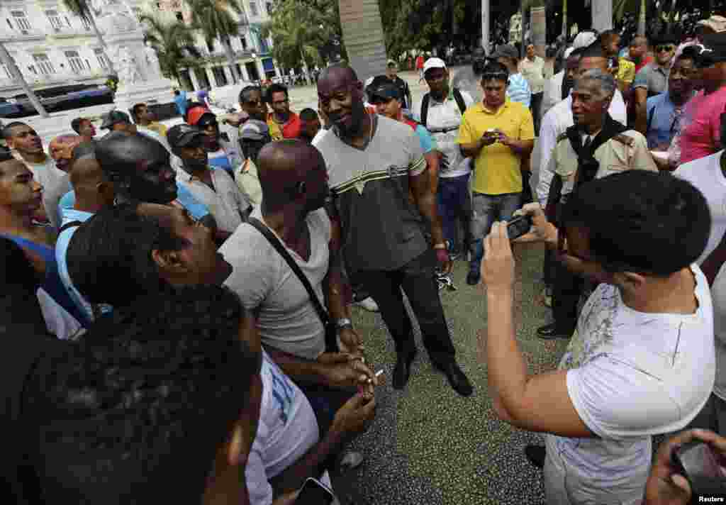 José Contreras con los fanáticos de la Esquina Caliente, del Parque Central. Contreras visitó además su natal Pinar del Río al despuntar 2013. 