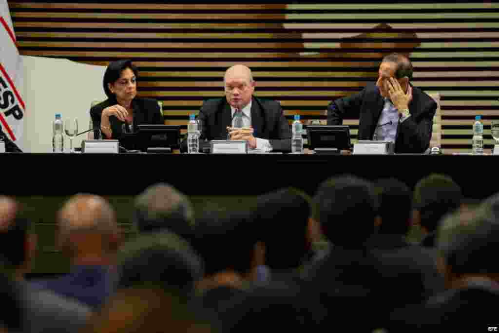 El ministro cubano de Comercio Exterior y la Inversión Extranjera, Rodrigo Malmierca Díaz (c), junto a Mariaelena Ruiz Capote (i), embajadora de Cuba en Brasil y Paulo Skaf (d), presidente de la FIESP (Federación de las Industrias del Estado de Sao Paulo)