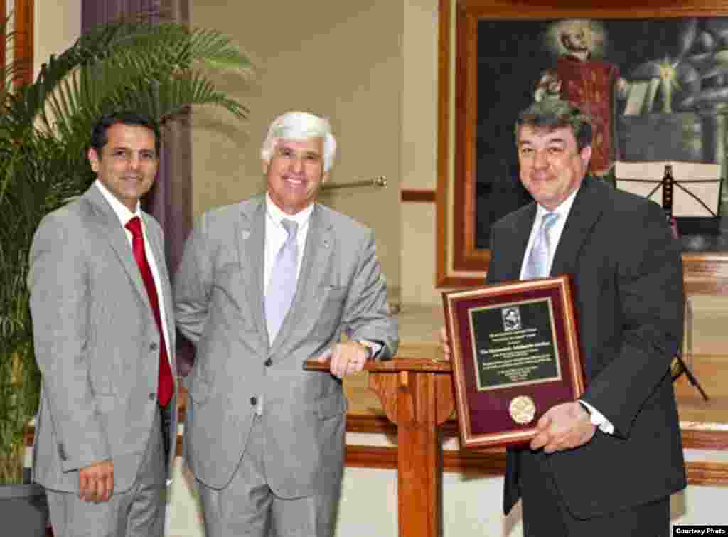 El juez Jordan recibe el diploma "Lex Christi, Lex Amoris" de la Arquidiócesis de Miami en el 2012. 