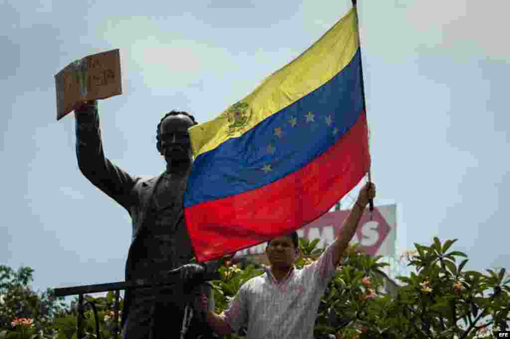 Un hombre ondea la bandera de Venezuela en apoyo al dirigente opositor.