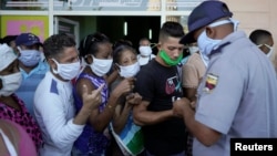 Un policía organiza una de las colas en La Habana. REUTERS/Alexandre Meneghini