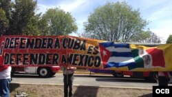 Manifestantes protestan en contra de la presencia de Yoani Sánchez en Puebla, México.