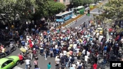 Iranies protestan en una calle cerca del Gran Bazar de Teherán (Irán)