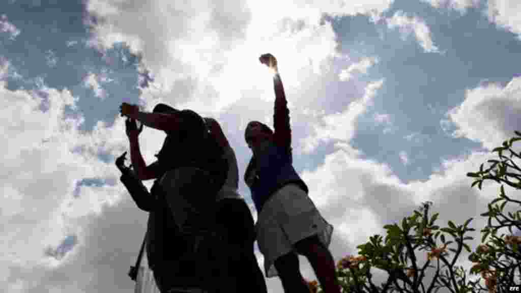 Estudiantes y opositores llenan las calles de Caracas