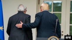 El presidente de la Comisión Europea, Jean-Claude Juncker (i), camina junto al presidente de EEUU, Donald Trump (d), durante una rueda de prensa conjunta en la Casa Blanca.