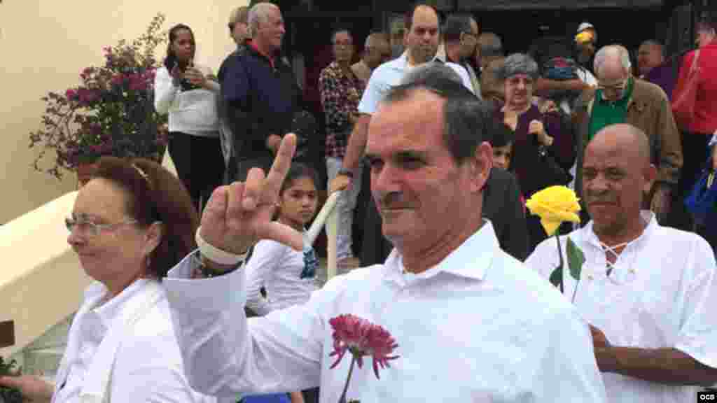 Los opositores José Díaz Silva (Izq.) y Servilio Villega Marrero (Der.) acompañan a las Damas de Blanco en el exilio.