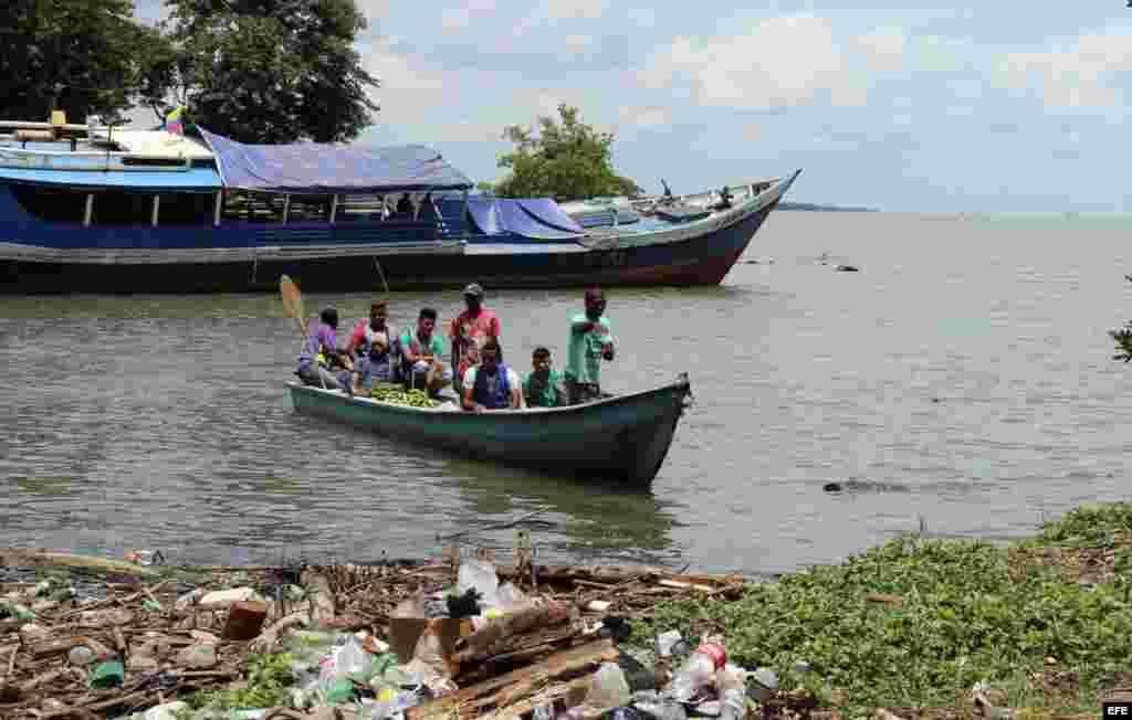 Fotografía del 31 de julio de 2016 de ciudadanos cubanos en tránsito en la población de Turbo (Colombia). Hacinados en improvisados albergues en la localidad colombiana de Turbo unos 2.000 cubanos, hombres mujeres y niños, pasan los días esperando noticia