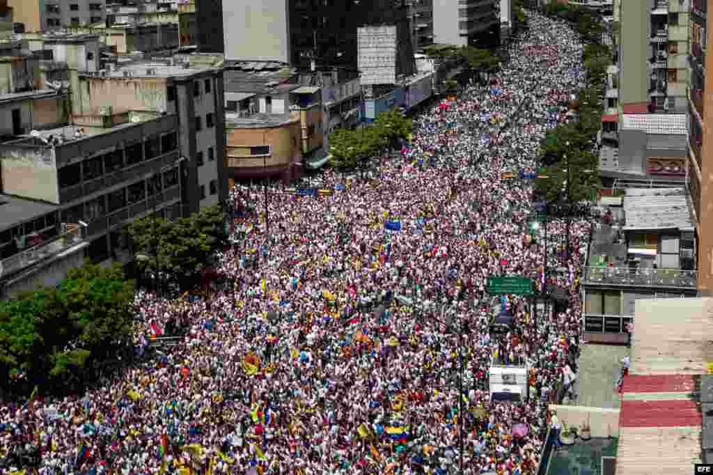 Miles de personas participan en la &quot;Toma de Caracas&quot;, una marcha convocada hace semanas por la alianza de partidos Mesa de la Unidad Democrática (MUD) para presionar al Poder Electoral por la agenda del referendo, que impulsa la oposición, para revocar al presidente venezolano Nicolás Maduro.