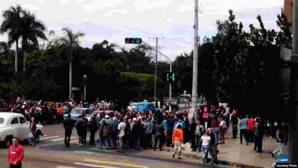 Imagen de la concentración en La Habana por el Dí­a de los Derechos Humanos en la que han sido detenidas 32 personas (14ymedio).