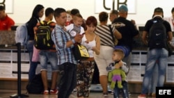 Migrantes cubanos esperan, el pasado 4 de febrero, en el aeropuerto Daniel Oduber de Liberia, Costa Rica.