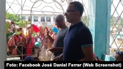 José Daniel Ferrer en su casa en Santiago de Cuba