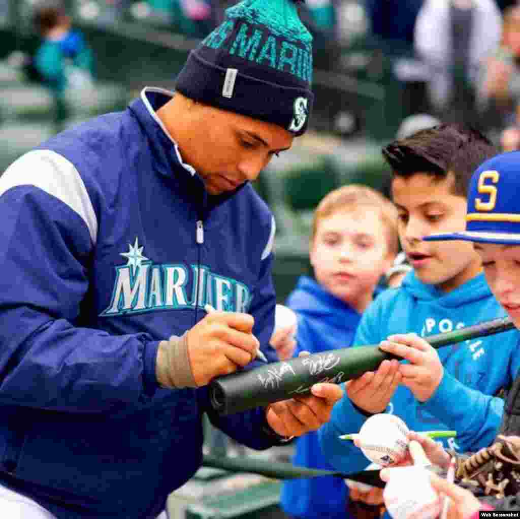 Leonys Martín es el jardinero central de los Marineros de Seattle. En la temporada de 2016 bateó para .247 (128 imparables en 518 turnos), con 47 impulsadas, 72 anotadas y 15 jonrones. En el Spring Training 2017 ha fallado cinco veces al bate y ha anotado 1 carrera.