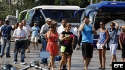 Un grupo de turistas camina por una calle de La Habana (Cuba).