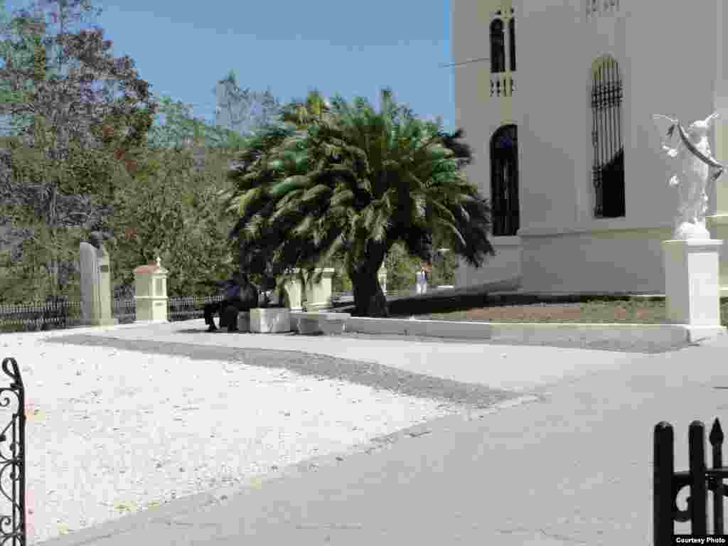 Arreglan los alrededores del Santuario de la Virgen de la Caridad del Cobre en Santiago de Cuba para la visita del Papa