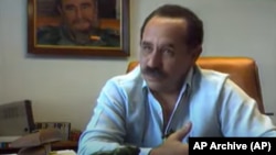 Carlos Aldana Escalante, dirigente del Partido Comunista de Cuba, haciendo declaraciones a la prensa. (Imagen de video de Prensa Asociada/Archivo).