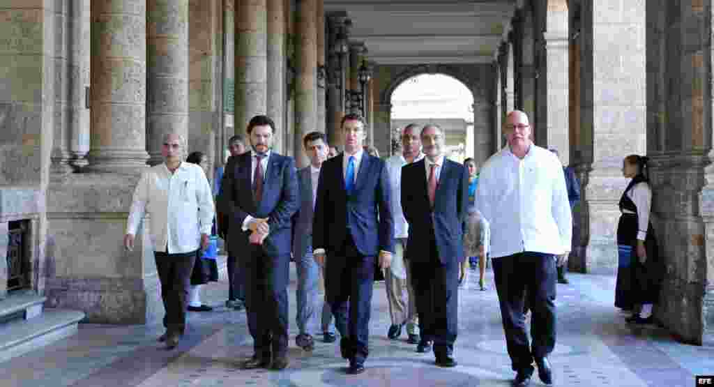 El presidente del gobierno autónomo de Galicia (noroeste de España), Alberto Núñez Feijóo (c); junto al embajador de España en Cuba, Francisco Montalbán (2-d); el secretario general de Emigración de Galicia, Antonio Rodríguez Miranda (2-i) y Sergio Manuel